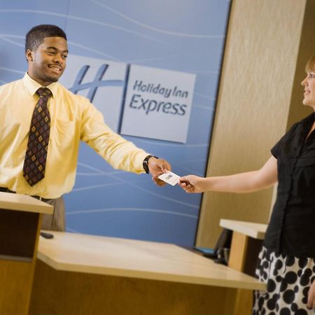 Holiday Inn Express & Suites Alexandria - Fort Belvoir By Ihg Bagian luar foto