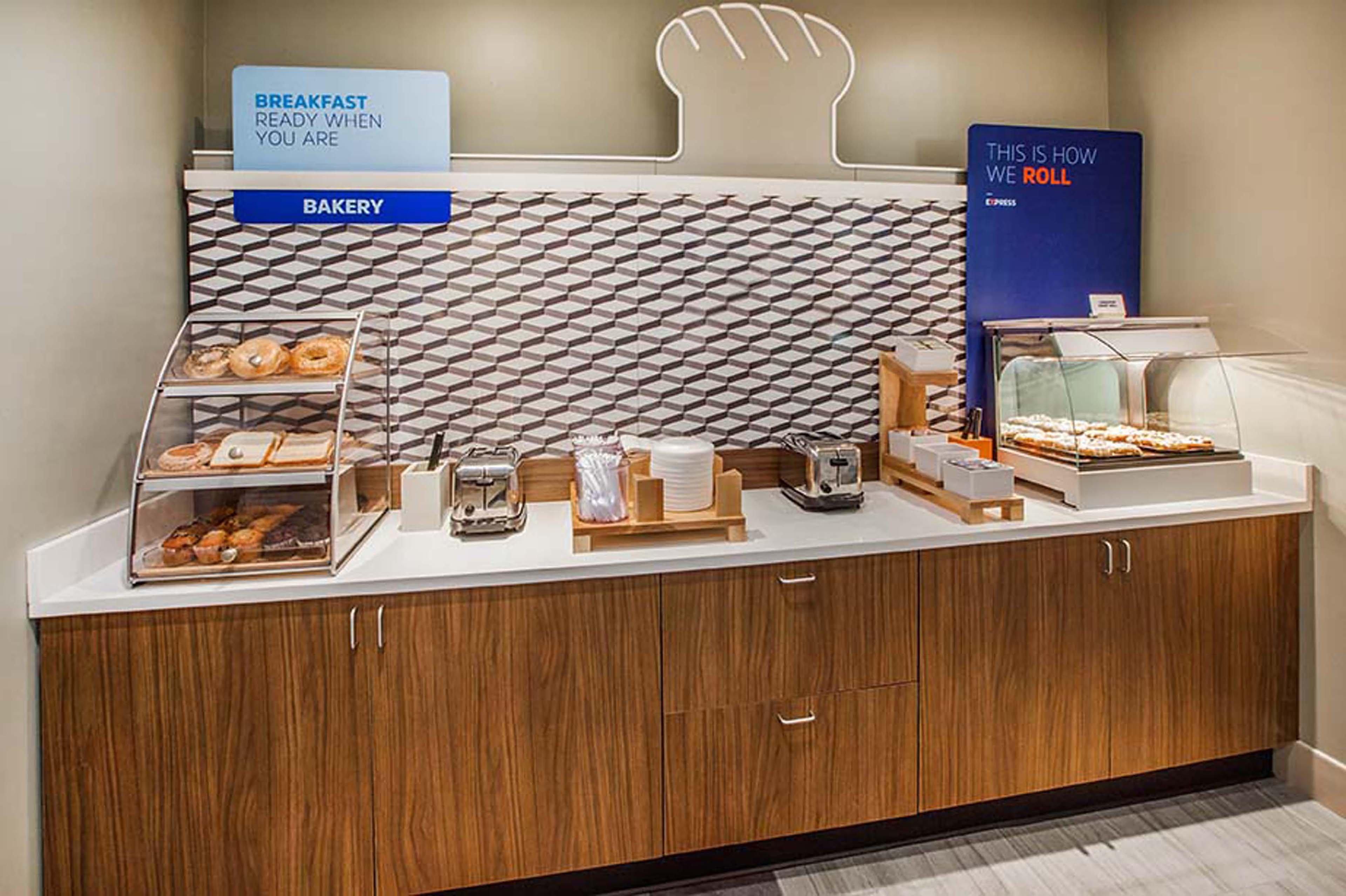 Holiday Inn Express & Suites Alexandria - Fort Belvoir By Ihg Bagian luar foto