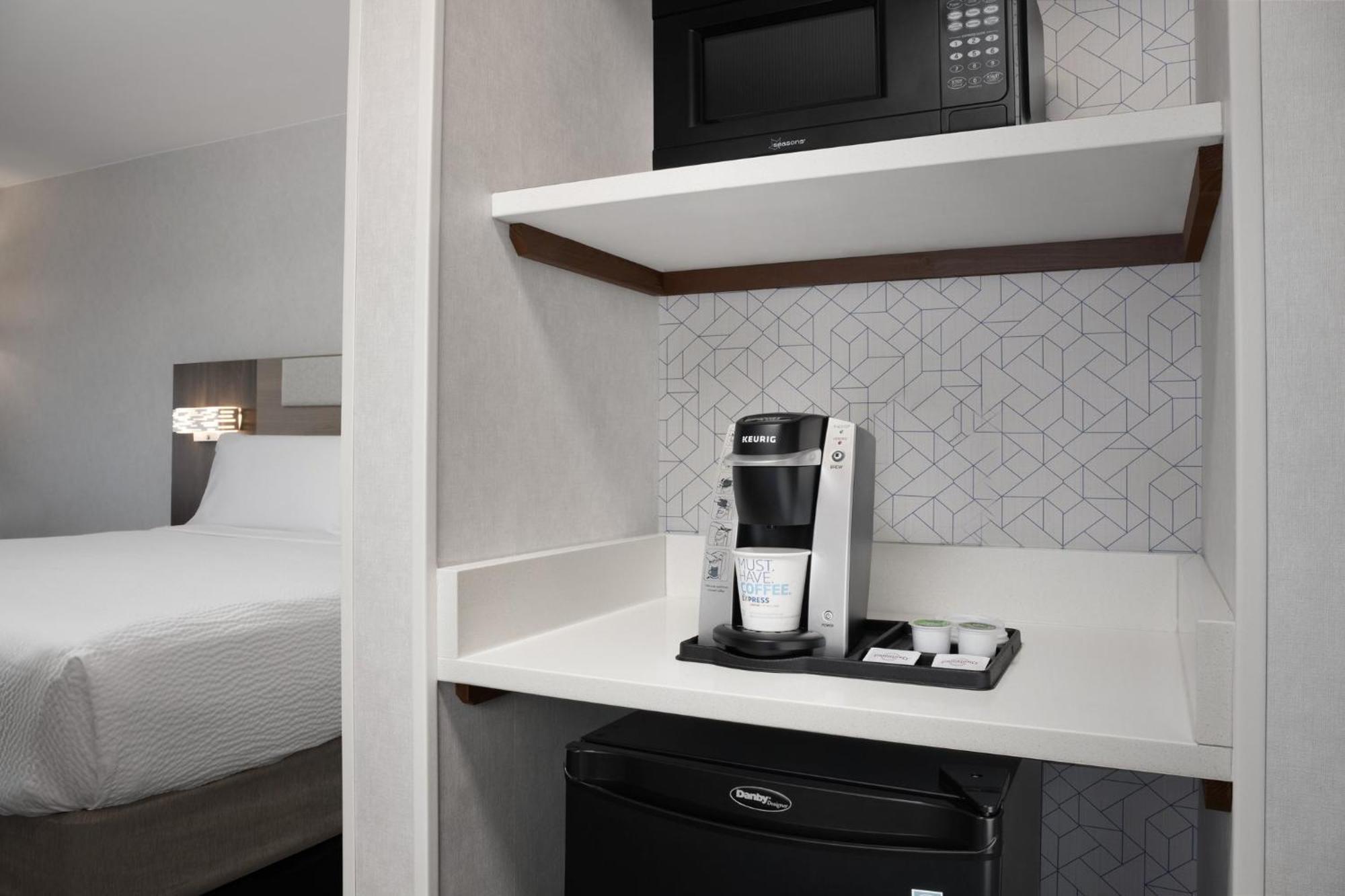 Holiday Inn Express & Suites Alexandria - Fort Belvoir By Ihg Bagian luar foto