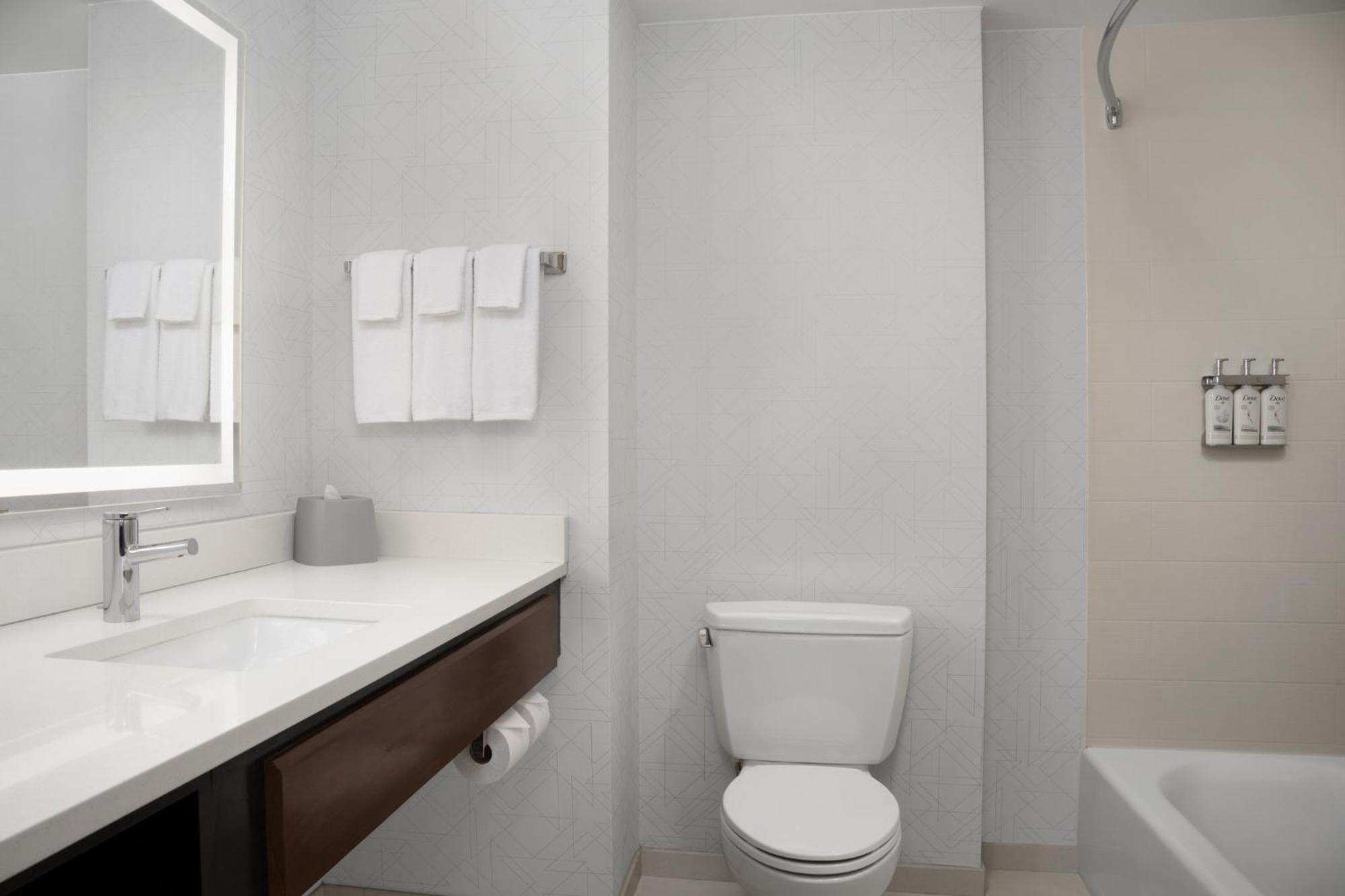 Holiday Inn Express & Suites Alexandria - Fort Belvoir By Ihg Bagian luar foto