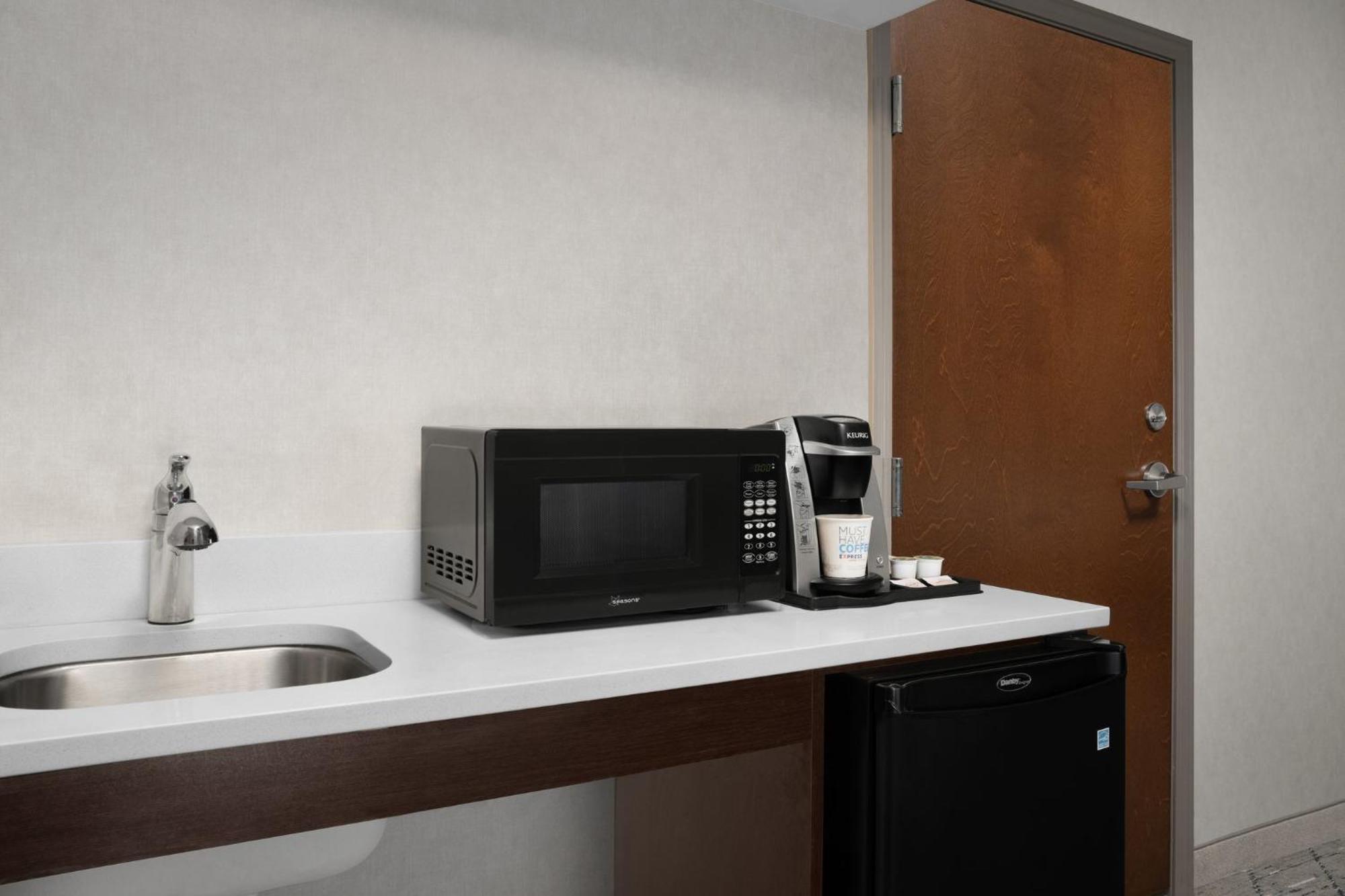 Holiday Inn Express & Suites Alexandria - Fort Belvoir By Ihg Bagian luar foto