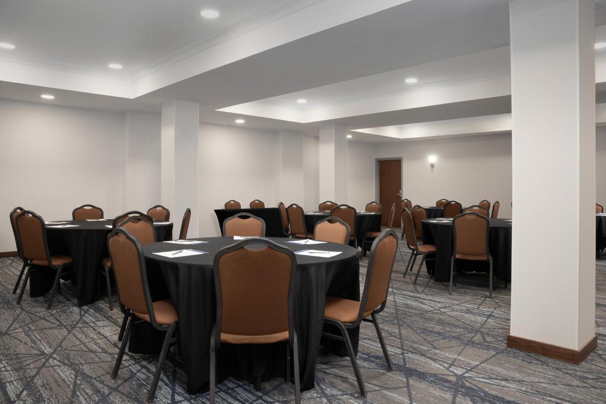 Holiday Inn Express & Suites Alexandria - Fort Belvoir By Ihg Bagian luar foto
